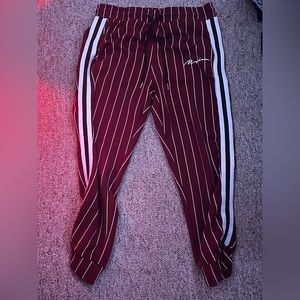 Sweatpants/joggers. Fitted ankles.